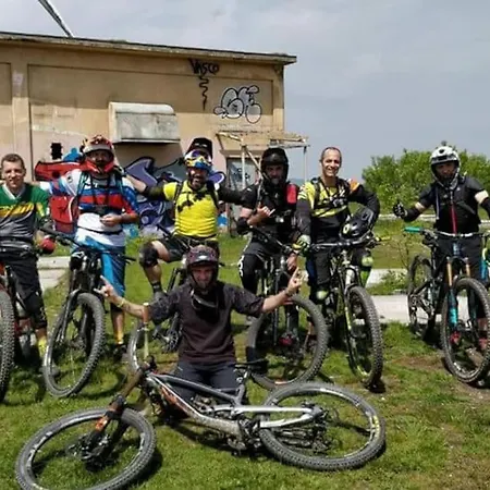 Bee Freeride Biker House